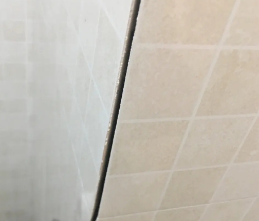 青岛瓷砖空鼓维修公司分享阳台瓷砖脱落的修复过程可以分为以下几个步骤